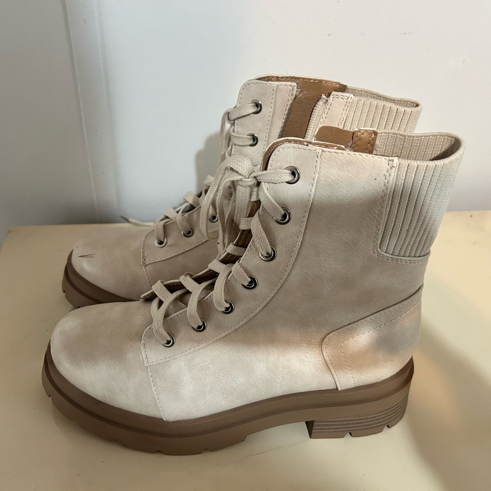 Size 8 cream combat boots